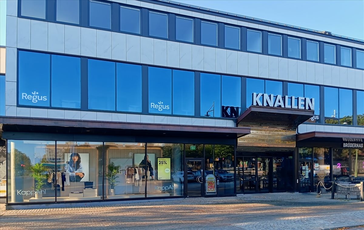 Exterior view of the Mariestad Ärlan 4, Nya Torg 4, Floor 2 and 3 building with glass storefronts.