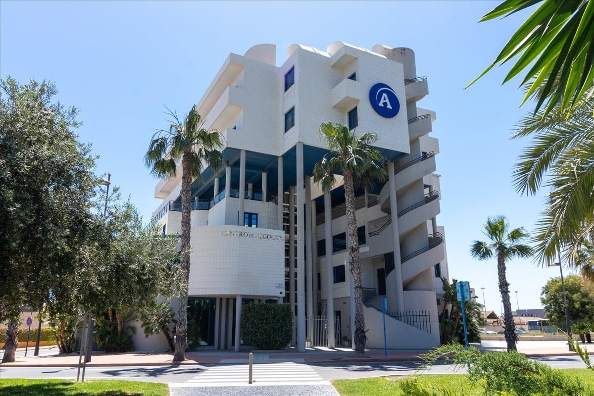 Exterior view of the white geometric facade at Muelle Poniente 2A, Business World, Alicante.