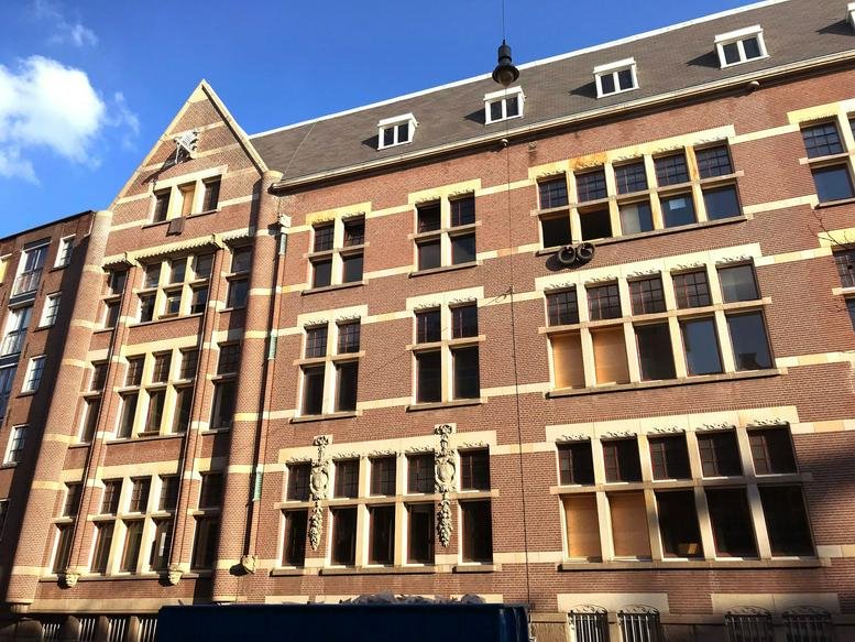 Exterior view of the historic brick building facade at Nieuwezijds Voorburgwal 162.
