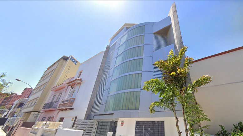 Exterior view of the modern glass-fronted office building at 10, Calle de Diego Crosa.