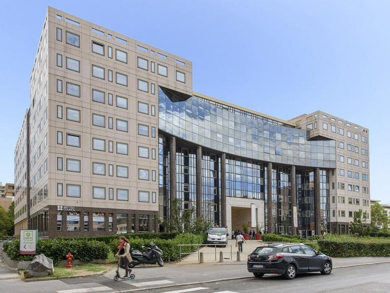 Exterior view of the contemporary facade at 10, Place Charles Béraudier, l’Orient Gare Lyon Part Dieu.