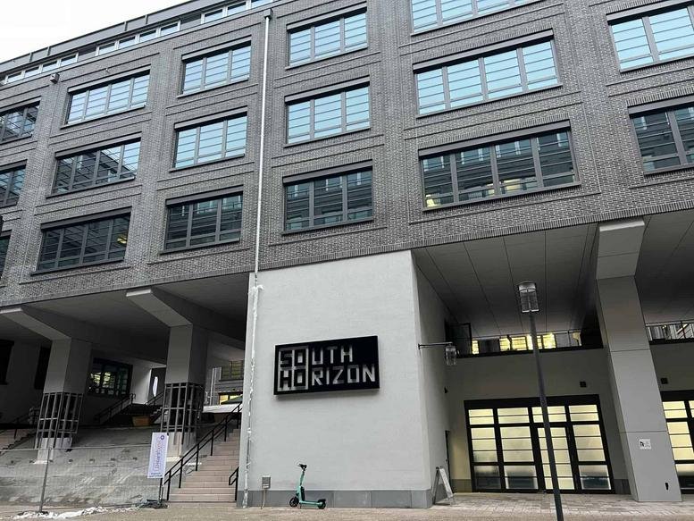 Modern stone facade exterior of the South Horizon building at 12 Koppstraße.