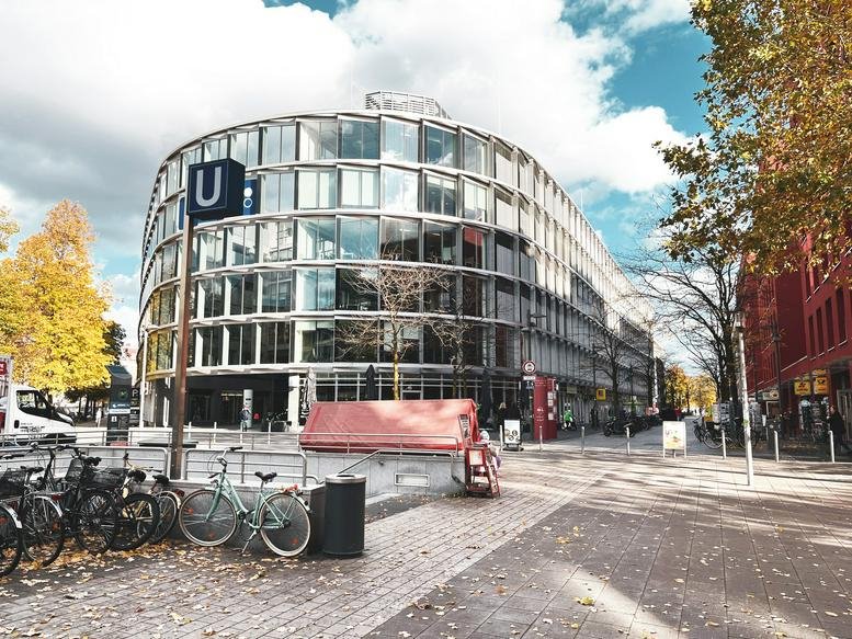 Exterior view of the curved glass facade of Theresie, Theresienhöhe 12.