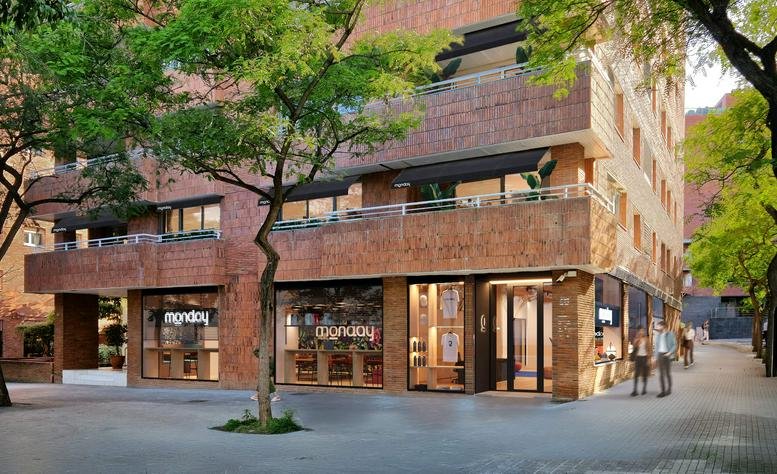 Exterior view of the brick facade and storefront at 17, Calle del Doctor Fleming, Barcelona.