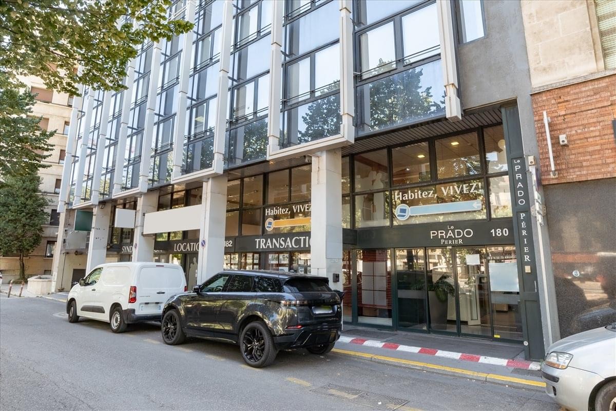 Exterior view of the multi-story professional building at 180 Avenue du Prado.