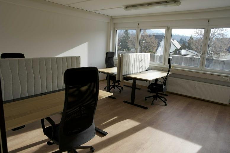 Spacious open-plan workspace at Cohub Klagenfurt, 2 Adi-Dassler-Gasse, Viktring with wooden floors and natural light.