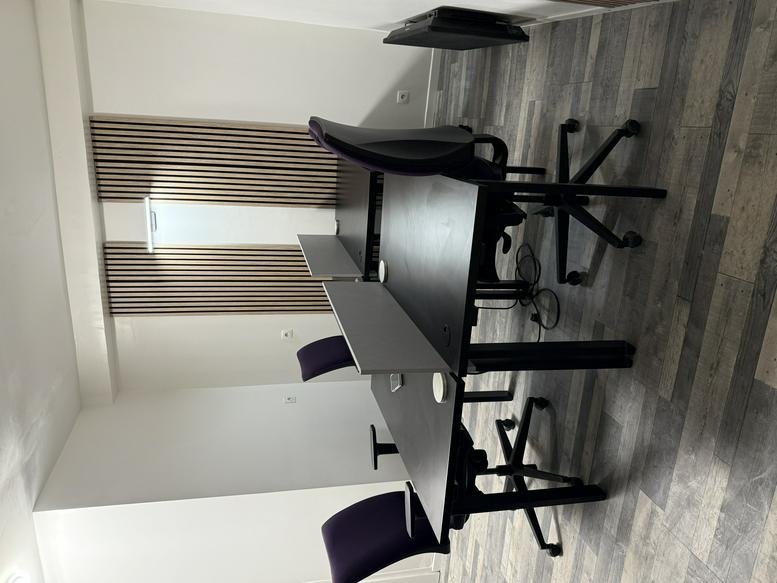 Long workstation row with black desks and privacy dividers at 26 Rue Carnot, Rez-de-chaussée, Centre-Ville.