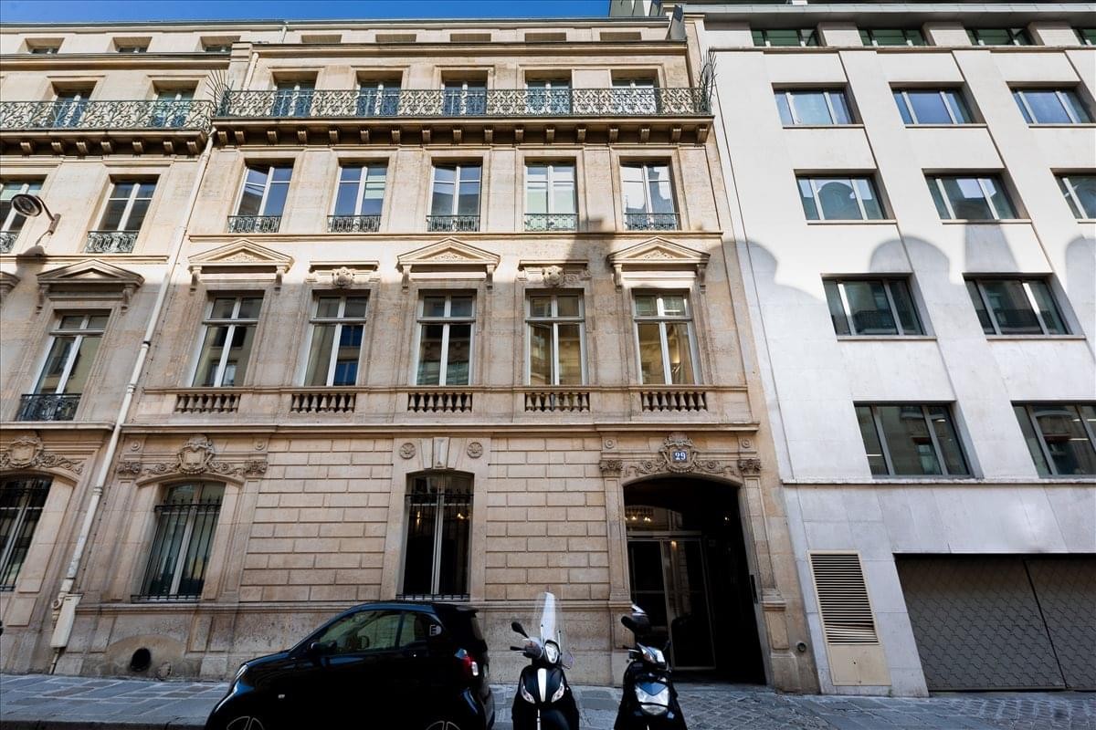Exterior view of the classic stone facade at 29 Rue de Bassano, Paris Ile de France.