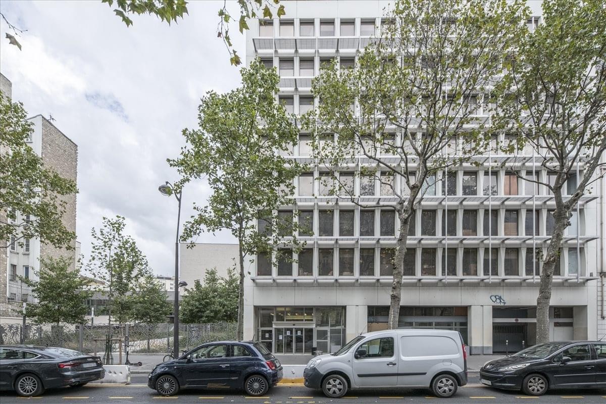 Exterior view of the white facade building at 37-39 Avenue Ledru Rollin.