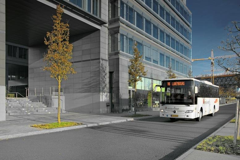 Exterior view of the contemporary facade at 37A Avenue John F. Kennedy.