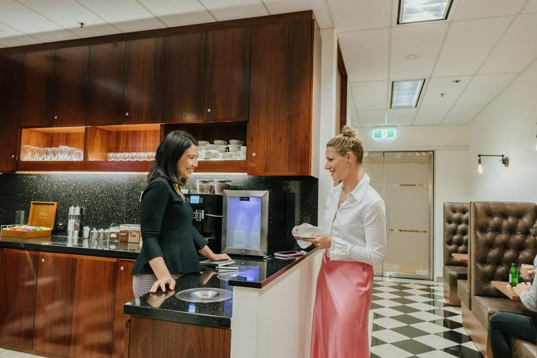 Spacious communal breakout area and kitchen at 40 Bank Street, Canary Wharf.