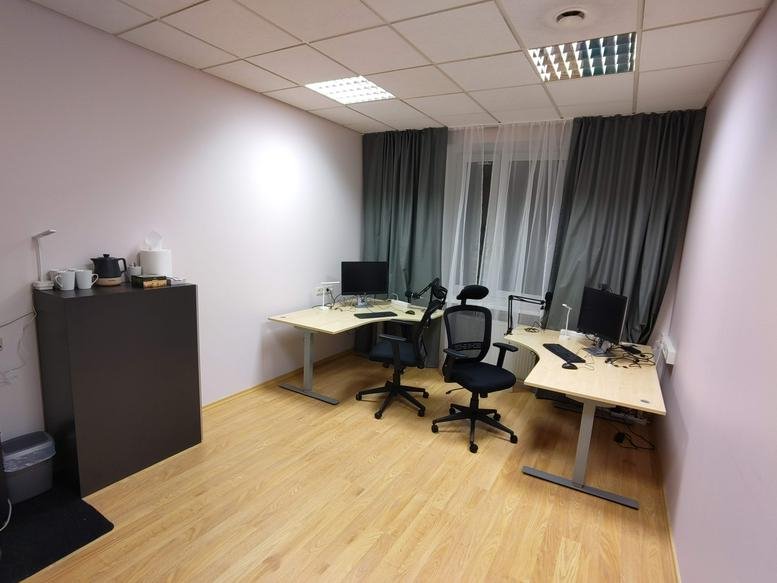 Private office at Minikontor, 5 Ilmatsalu tänav, Veeriku with two workstations and ergonomic chairs.