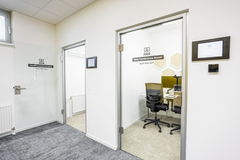 Lobby area at andys Amstetten, Graben 62 with glass doors leading to private office suites.