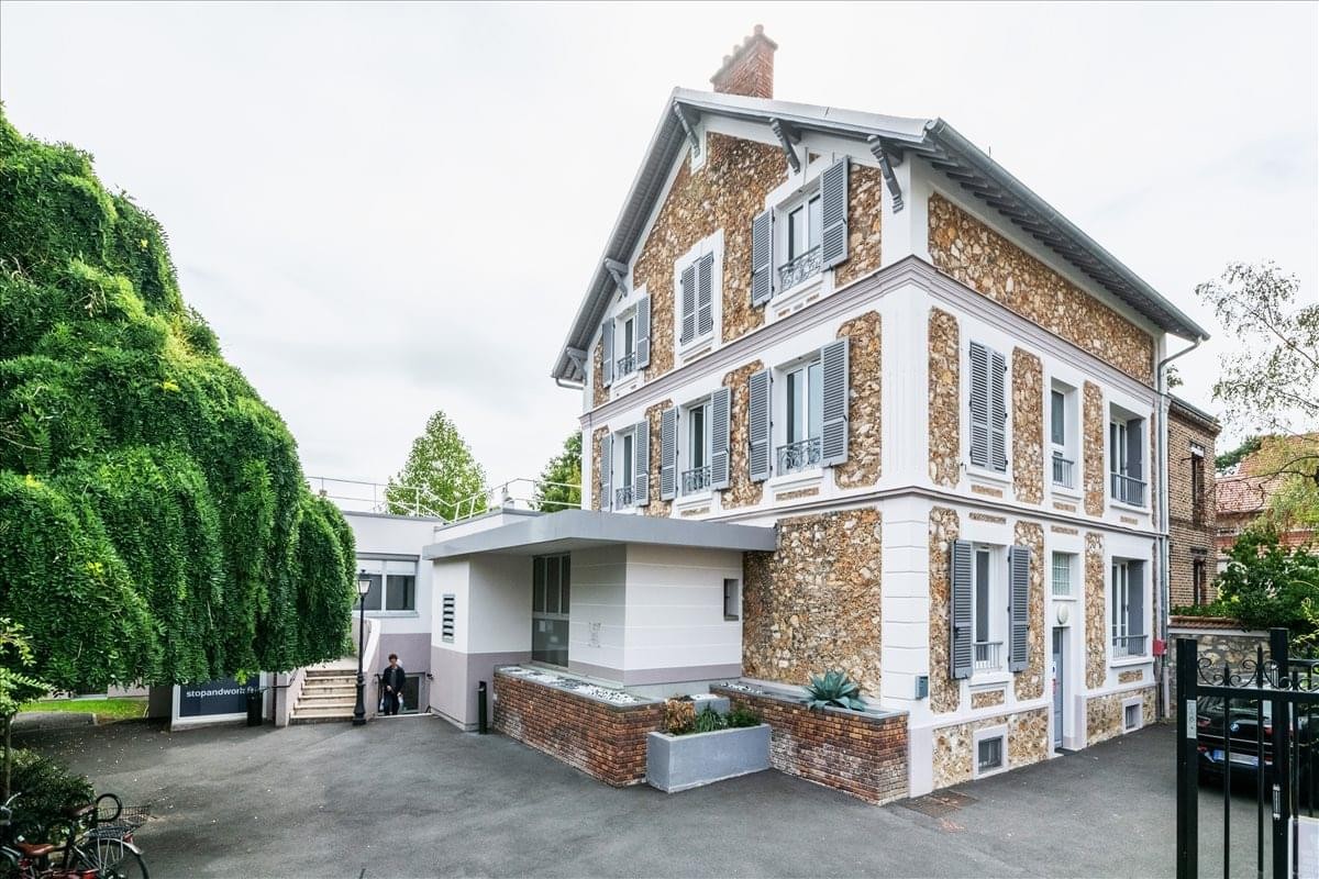 Exterior view of the stone facade building at 7, Rue Le Bouvier, Bourg-la-Reine, Hauts-de-Seine.