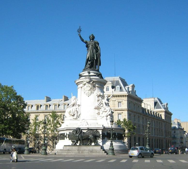 Exterior view of the historical monument and architecture at 75 – 77, avenue Parmentier.