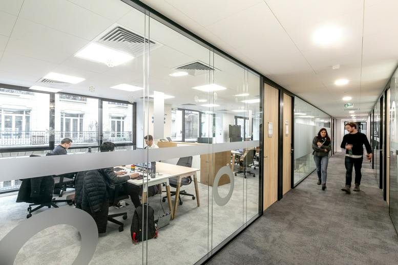 Spacious hallway and glass-walled office at 88, 92, Avenue Charles-de-Gaulle, Neuilly-sur-Seine.