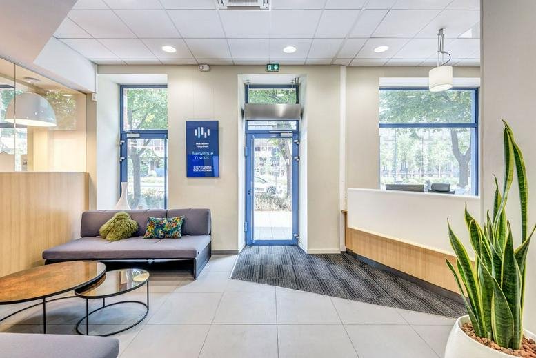 Bright, modern reception area and lobby at 9, Rue Sébastopol, Toulouse.