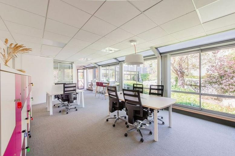 Spacious coworking area at 117 Avenue Victor Hugo with large windows and modern desks.