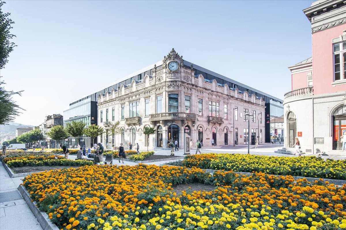 Exterior view of the historic grand building at Avenida da Liberdade 615, 1º, Braga.
