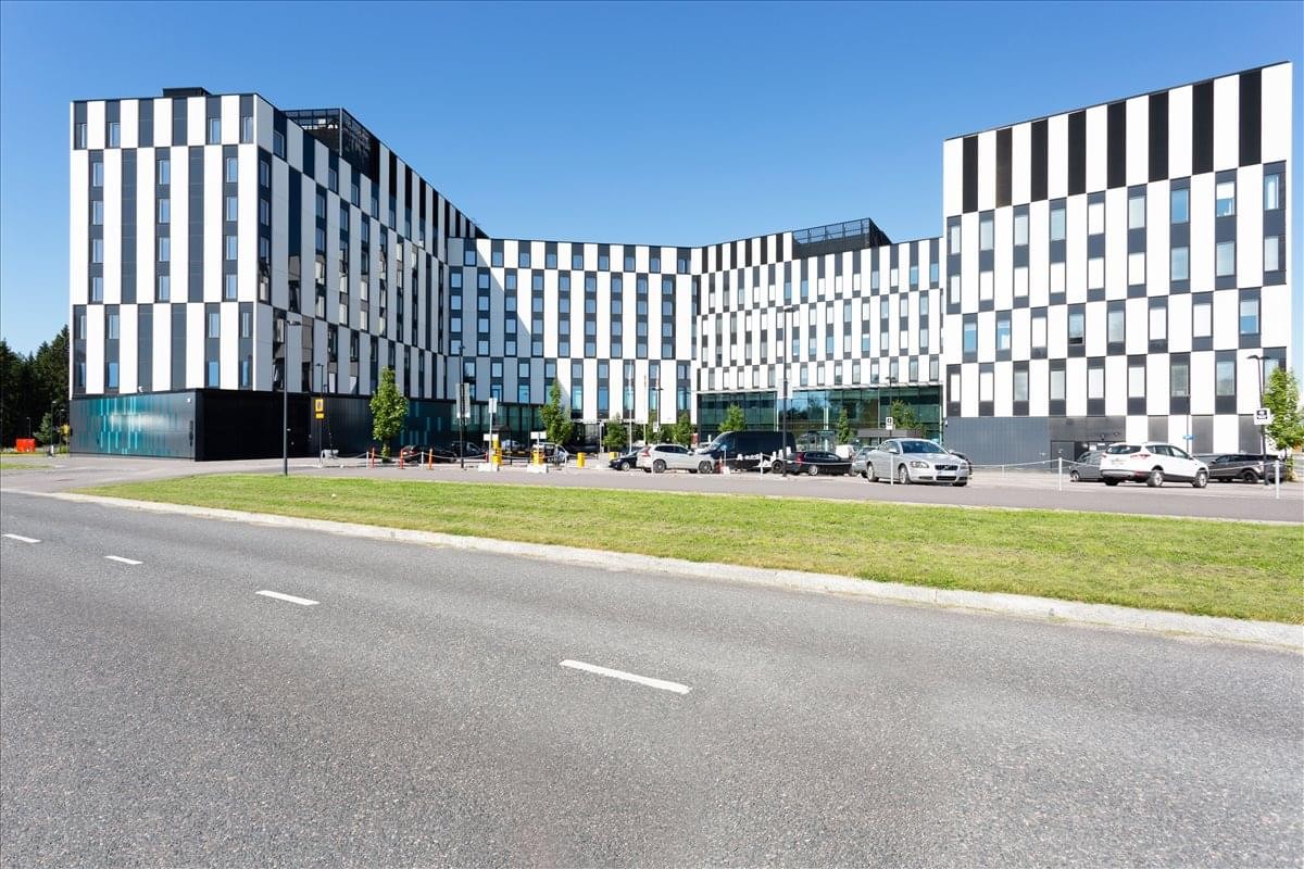Exterior view of the modern striped facade at Aviabulevardi, Karhumäentie 3.