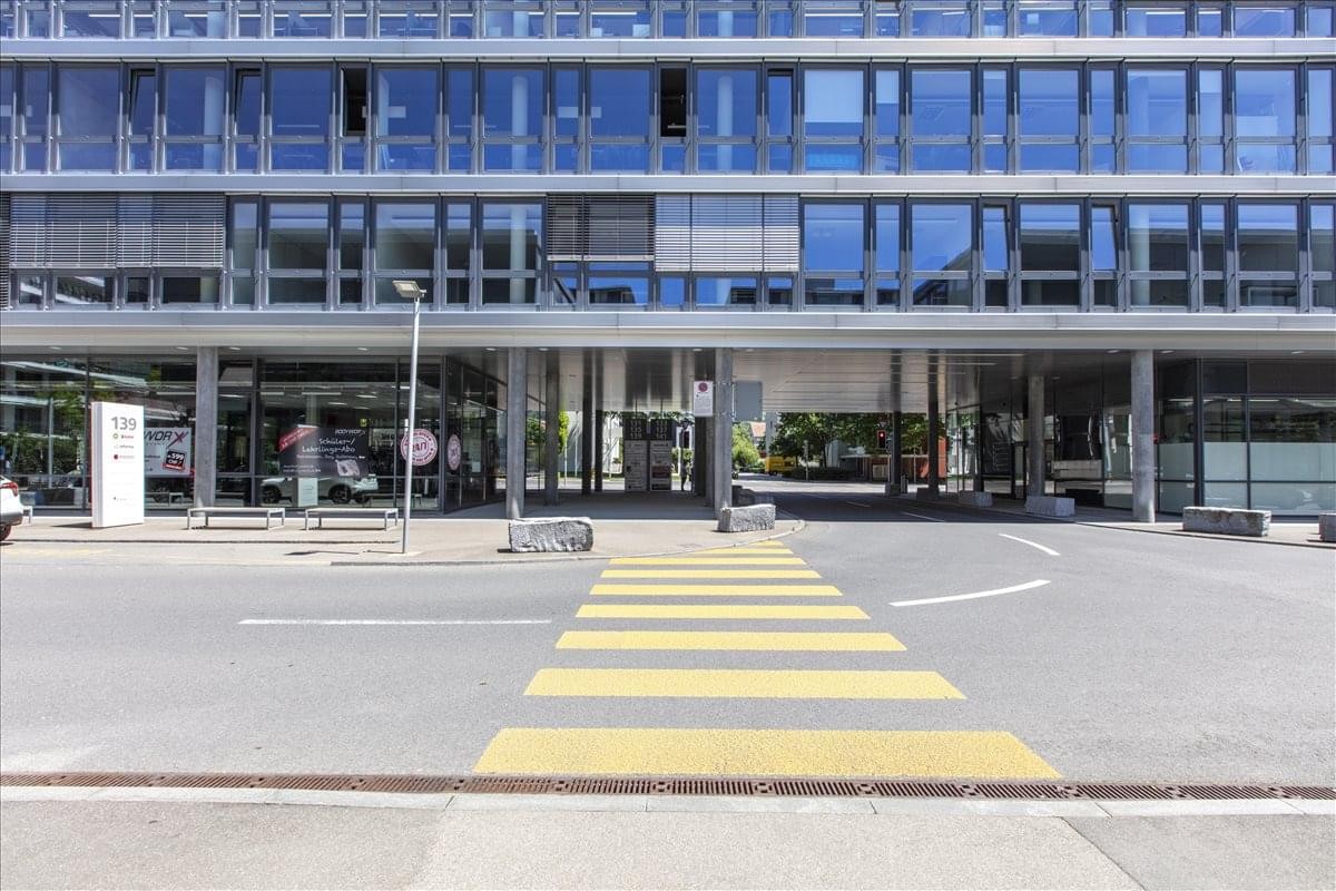 Exterior view of the modern glass facade of Baarerstrasse 135, Zug.