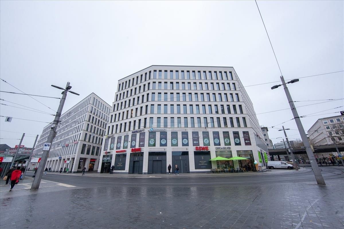 Exterior view of the contemporary white office building at Bahnhofsplatz 1, Bremen.