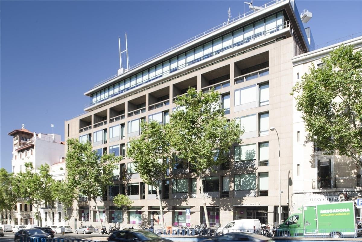 Exterior view of the contemporary facade at Calle de Alfonso XII 62.