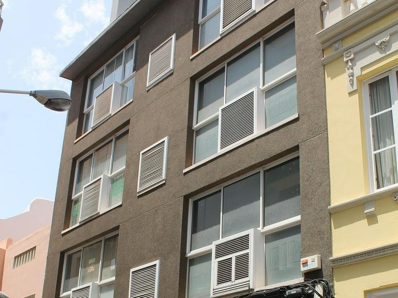 Facade of the Calle de Santiago, 5, 3º Izq building with brown walls and white window frames.