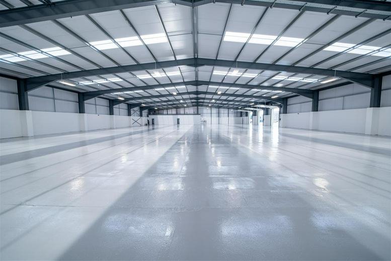 Spacious, high-ceiling industrial warehouse interior at 40 Camiño do Caramuxo, San Andrés de Comesaña, Vigo.