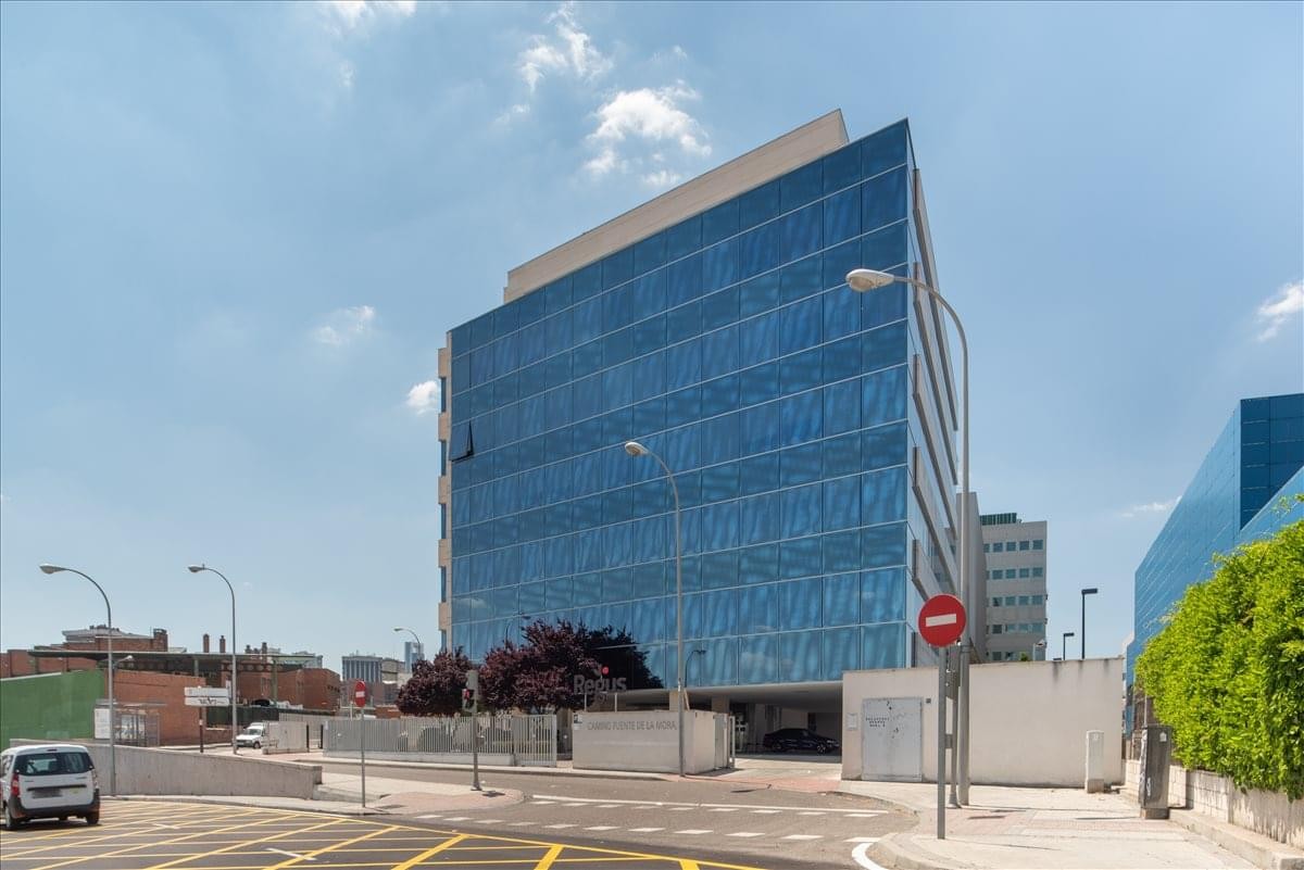 Exterior view of the glass-facade Camino Fuente de la Mora, 9 office building.