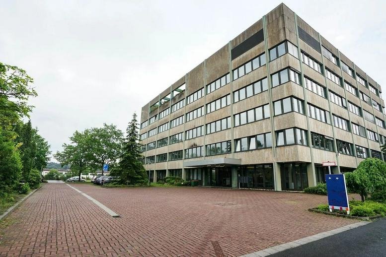 Exterior view of the multi-story office building at Carl-Legien-Straße 15.