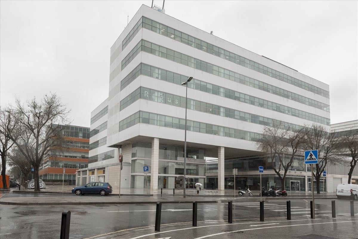 Exterior view of the modern white office building at WTC Almeda Park Cornellà.