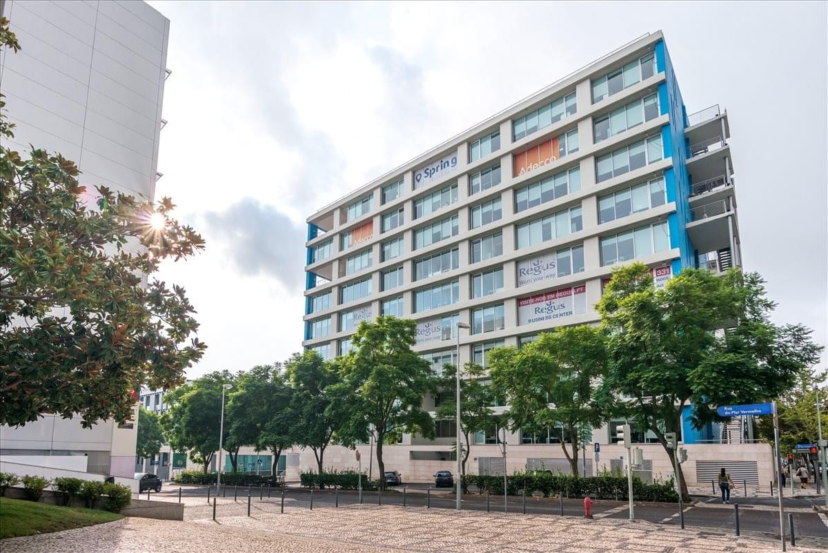Exterior view of the contemporary facade at Edificio Mar Vermelho, Avenida Dom Joao II.