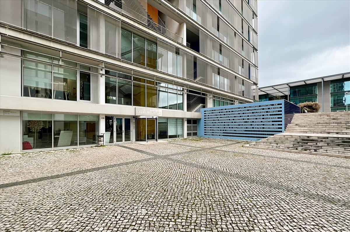 Exterior facade of the glass-fronted Edificio Mar Vermelho, Avenida Dom Joao II.