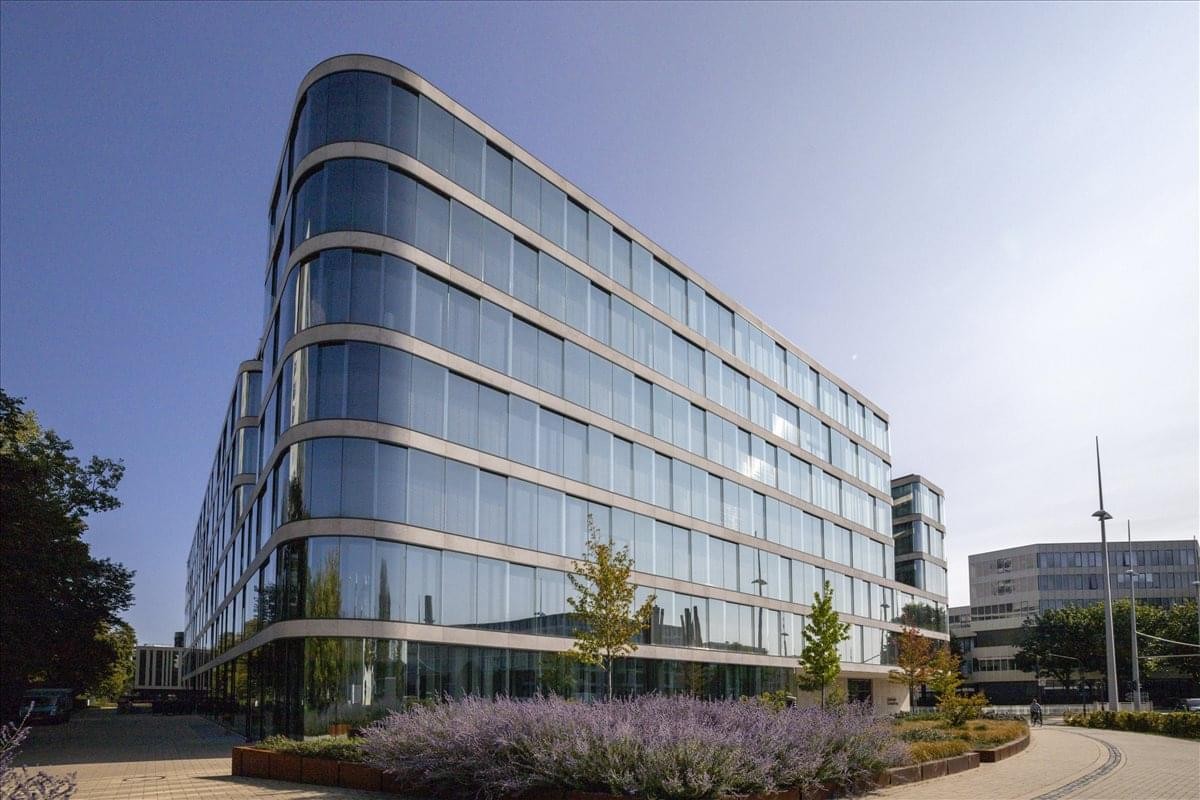 Exterior view of the curved glass facade at Friedrich-Ebert-Allee 13, FGS Campus.