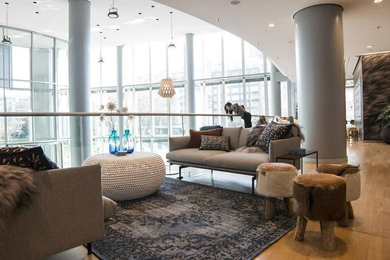 Spacious communal lounge at GAP 15, Dusseldorf, featuring plush sofas and floor-to-ceiling windows.