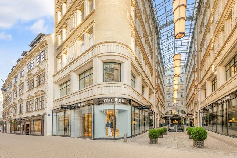 Exterior view of the historic facade and glass-roofed arcade at Goldenes Quartier, Tuchlauben 7a.
