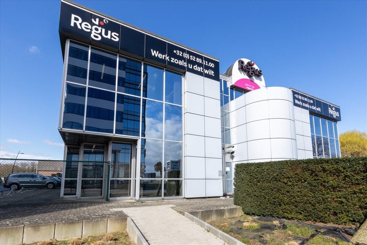 Exterior view of the modern glass and white facade at Groeneweg 17, Aalst, Erembodegem, Belgium.