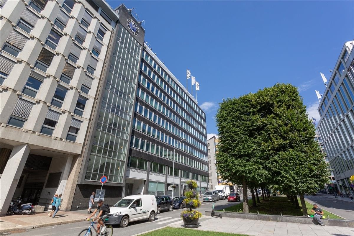 Exterior view of the modern stone and glass facade building at Haakon VII's gate 6.