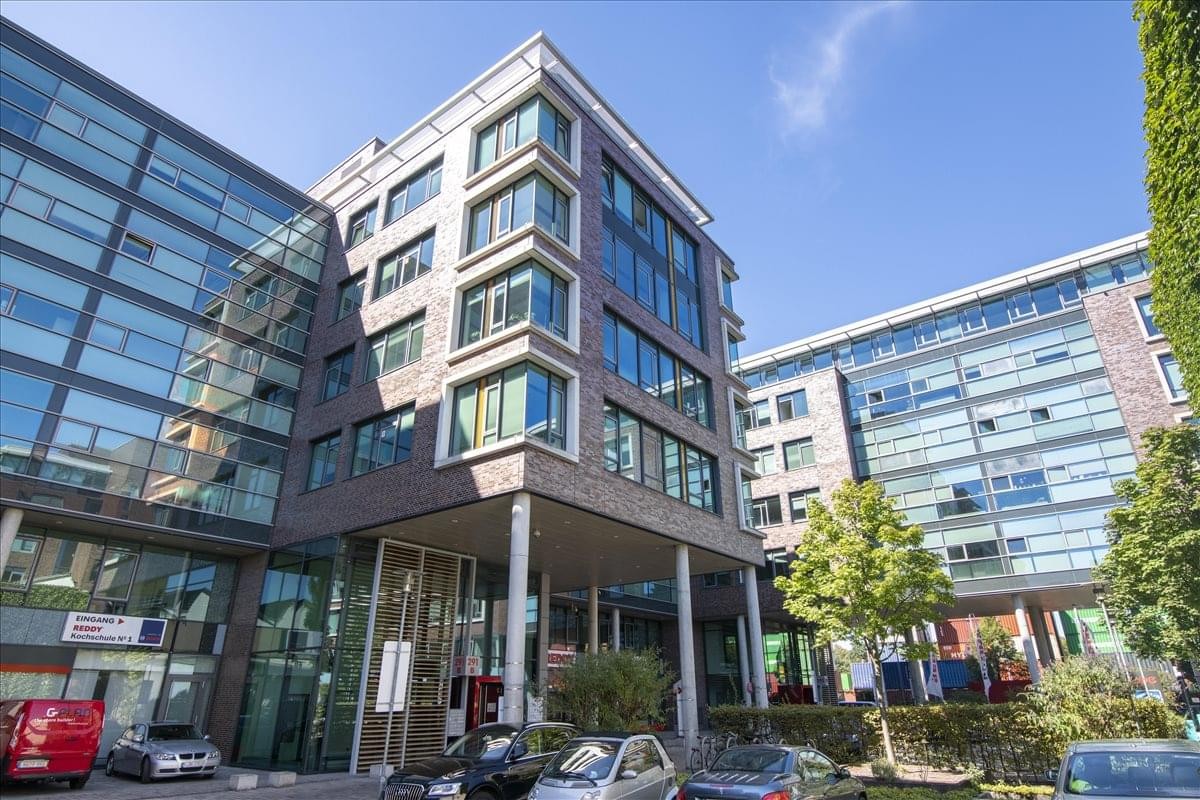 Modern exterior view of the glass-facade building at Hanauer Landstrasse 291 B.