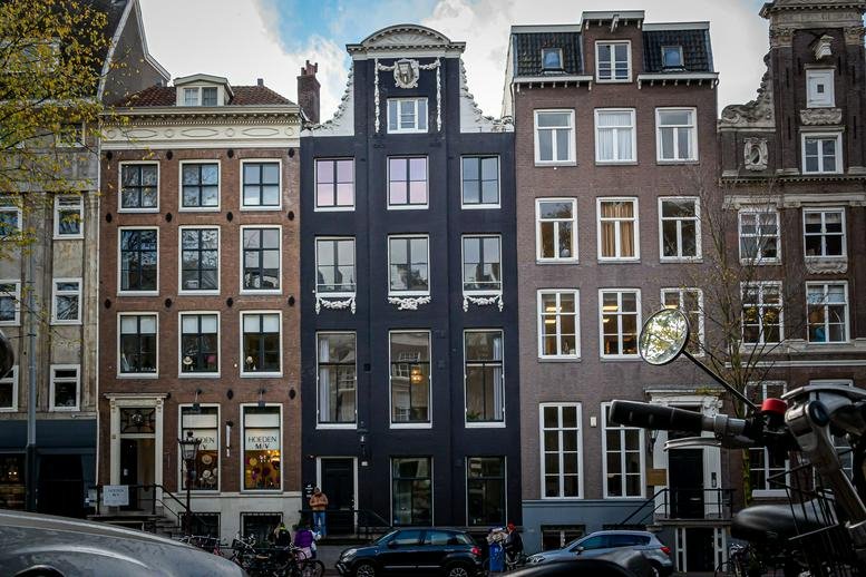 Exterior view of the historic canal house facade at Herengracht 420.