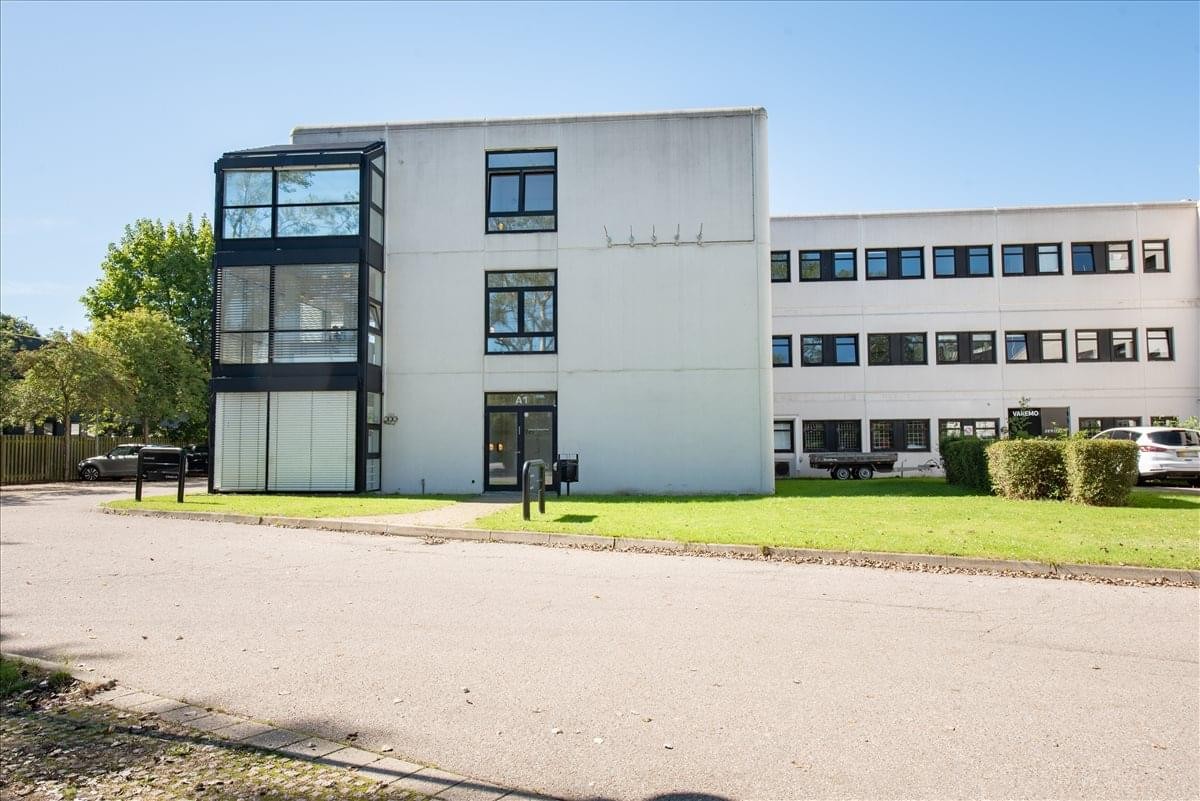 Exterior view of the modern white and glass office building at Herstedoestervej 27-29, Unit A.