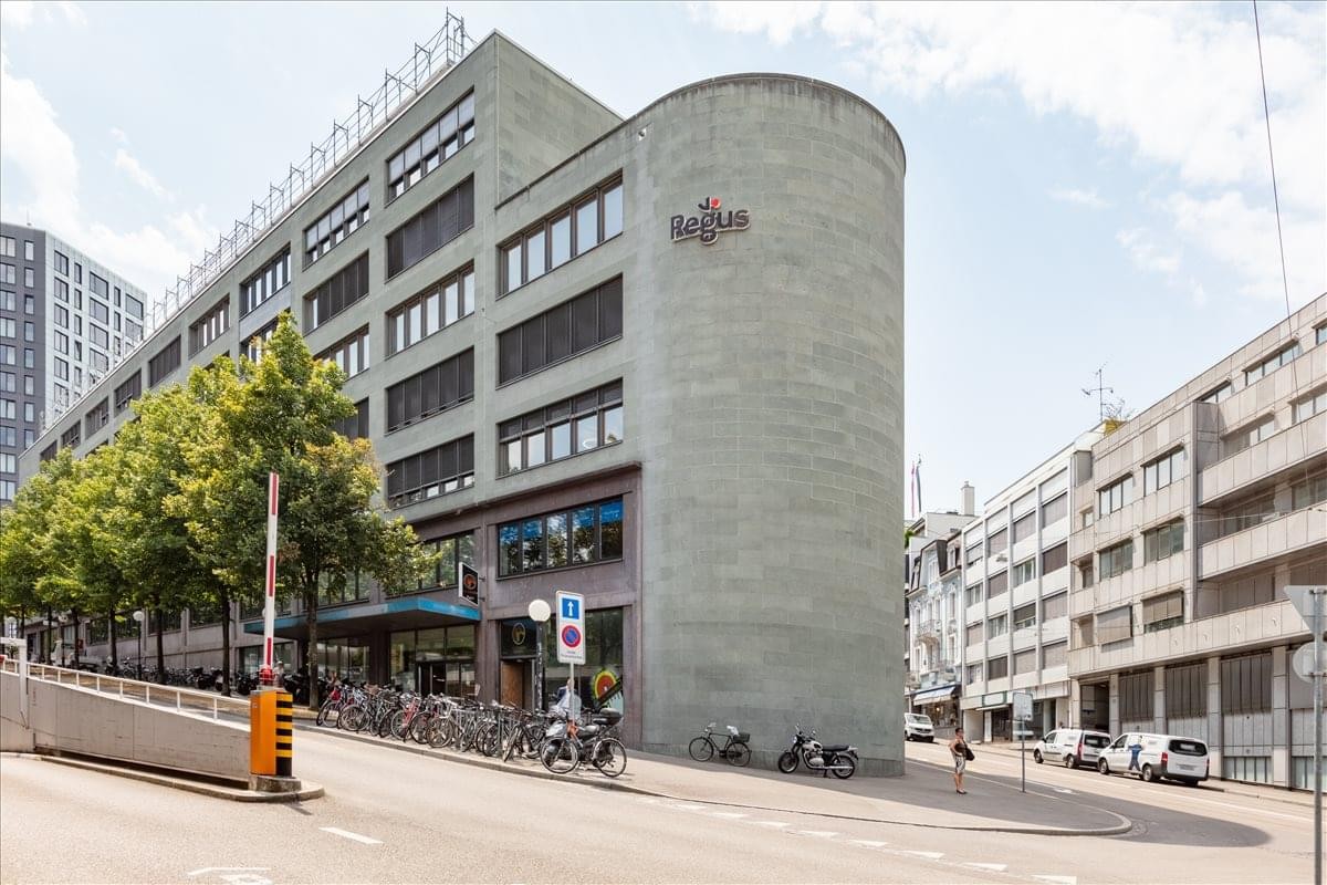Exterior view of the multi-story building at Innere Margarethenstr 5 with its distinctive curved concrete corner.