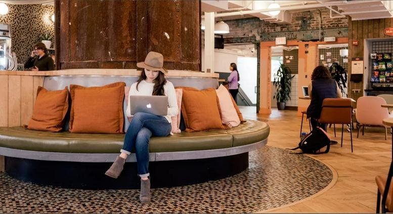 Spacious communal lounge at Junghofstraße 22, Goetheplatz, Innenstadt, Frankfurt with curved seating and warm lighting.