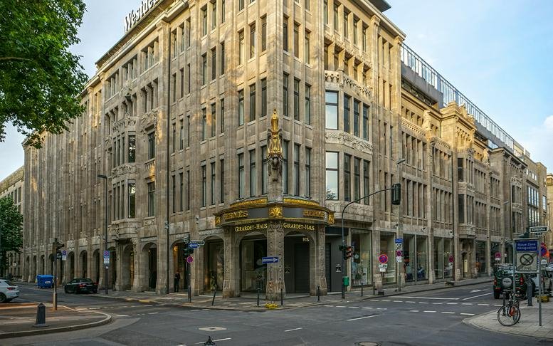 Exterior view of the historic stone facade at Königsallee 27.