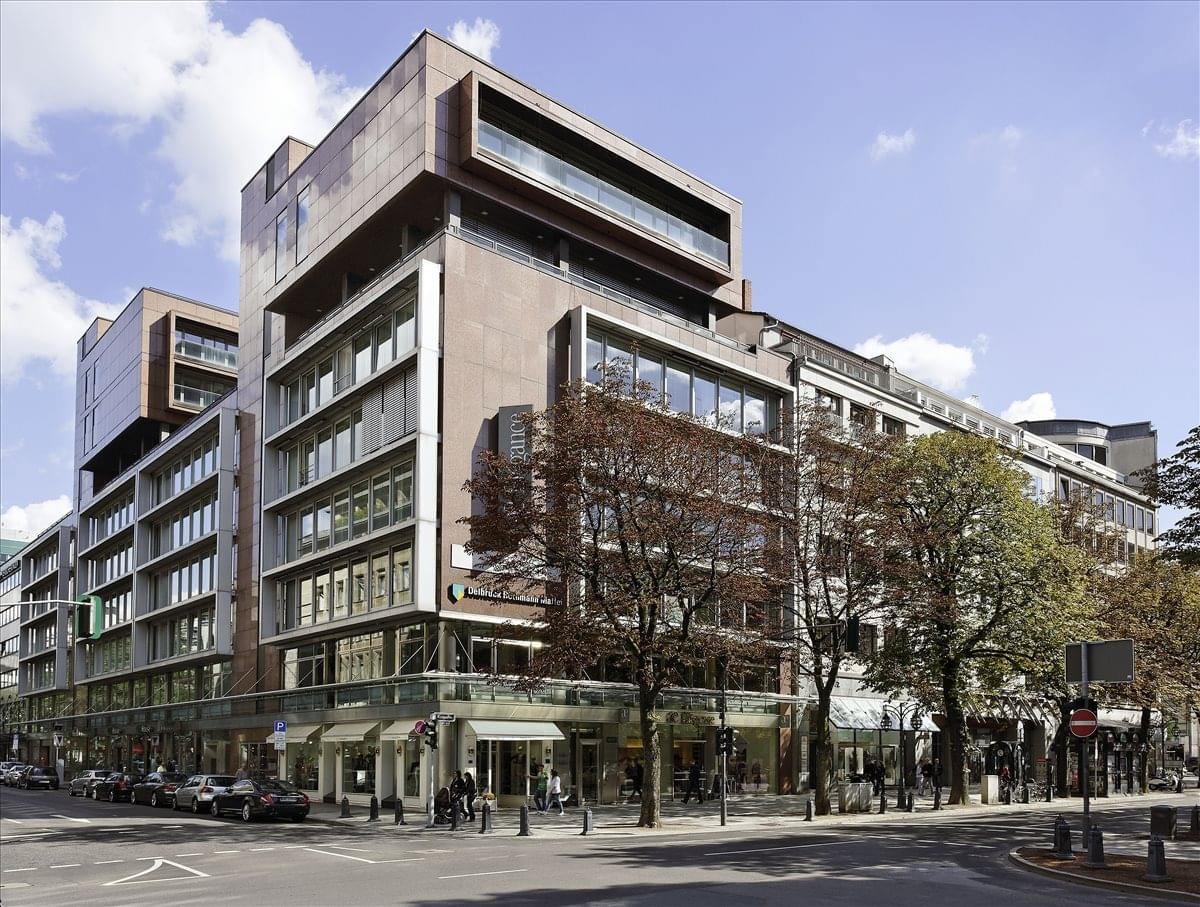 Exterior view of the modern stone and glass building at Königsallee 92a.