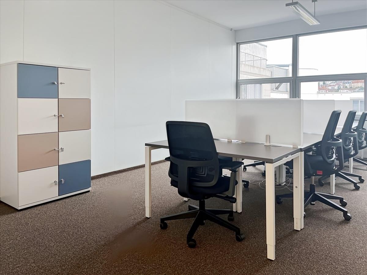 Exterior entrance of the Regus building at Königstrasse 10C with glass doors.