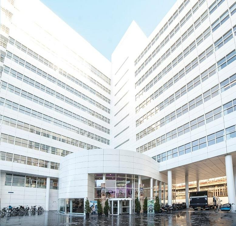 Exterior view of the white high-rise building at Kalvermarkt 53.