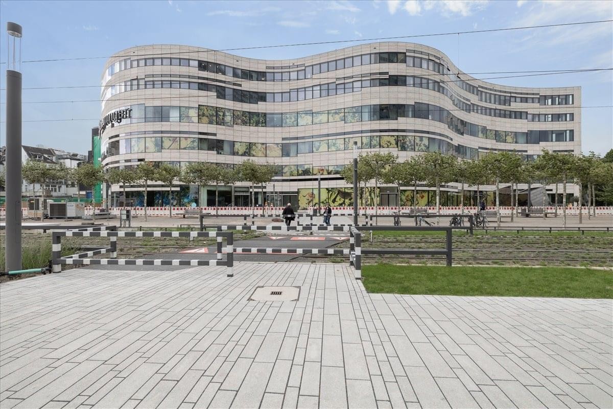 Exterior view of the contemporary curved glass building at Koenigsallee 2a.