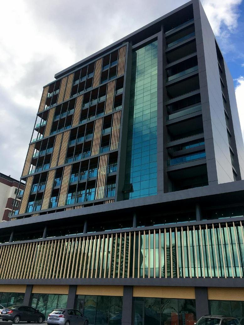 Exterior view of the modern multi-story building at Konak Mahallesi, Lefkoşe Cd, Bursa.